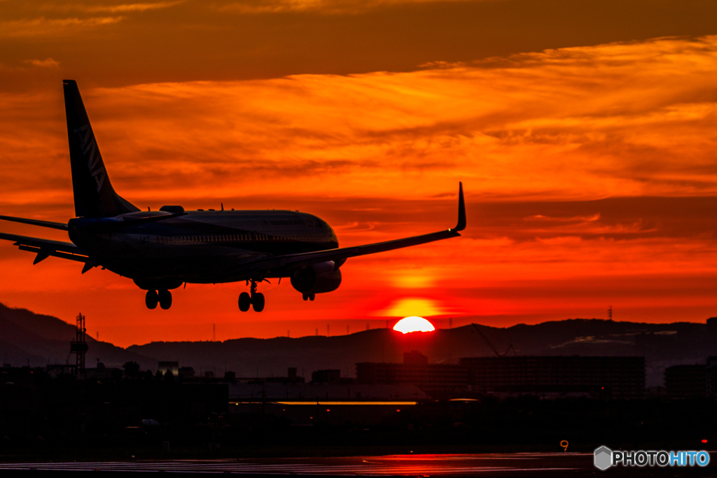 逃げ隠れる夕陽