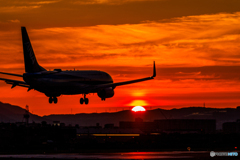 逃げ隠れる夕陽