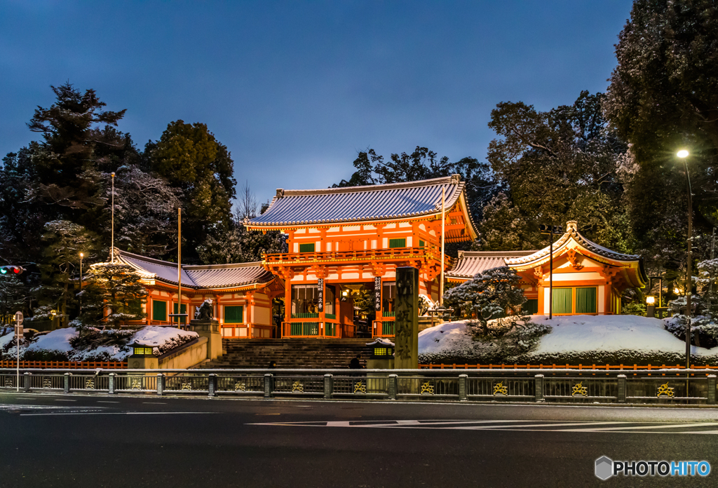 早朝の八坂神社
