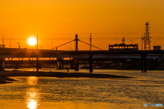 夕日を駆け抜ける