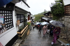 雨の産寧坂