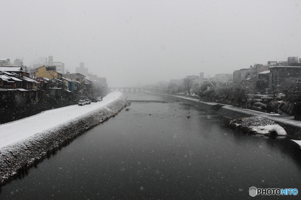 雪で霞む鴨川