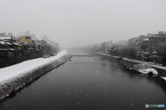 雪で霞む鴨川
