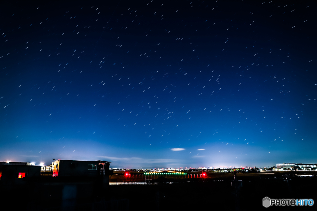 夜明け前の空港