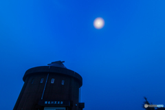 朝を迎える天文台