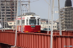 赤い鉄橋を行く
