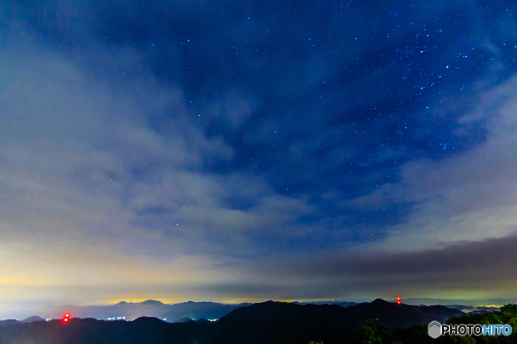 束の間の星空