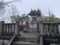 三峰神社の奥の院ってこんな感じ
