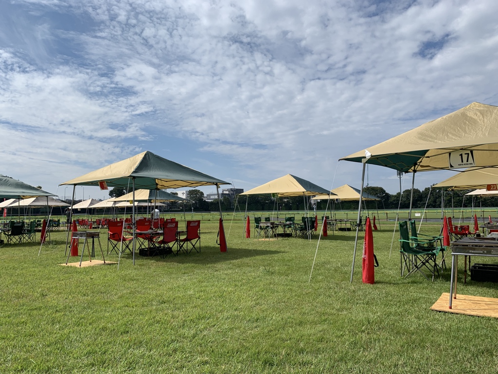 競馬場でバーベキュー