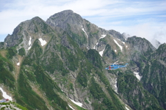 剱岳とヘリコプター