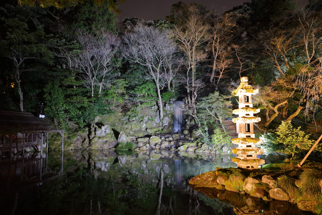 石灯籠と滝