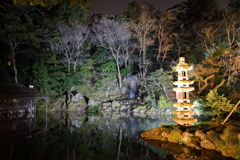 石灯籠と滝