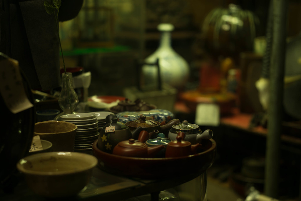 夜の民芸品店