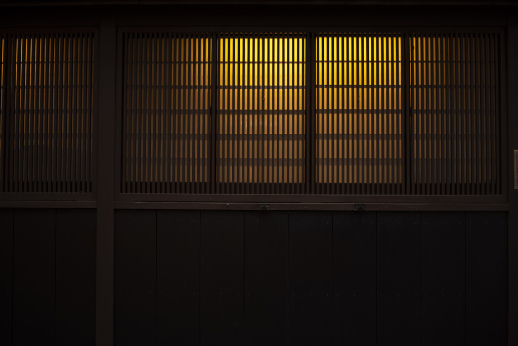 格子窓の明かり