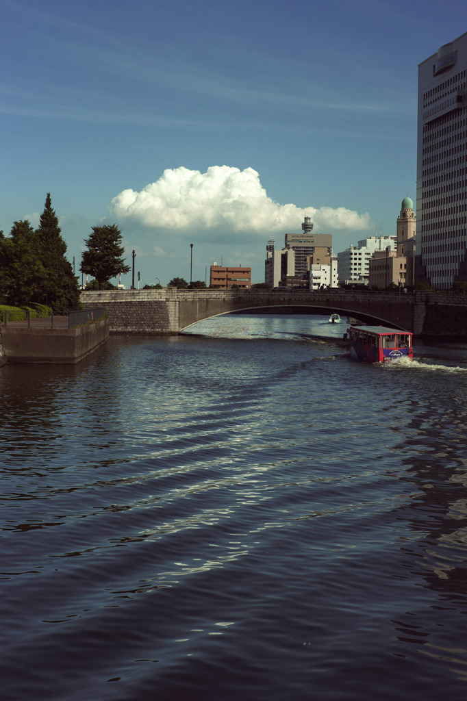 水路・雲・水陸両用車