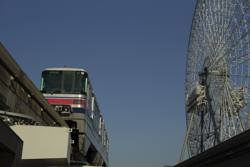 モノレールと観覧車