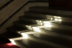 階段の光