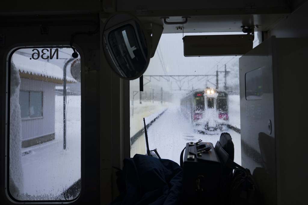 雪の列車交換