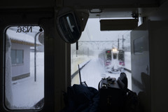 雪の列車交換
