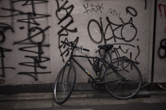 壁と自転車