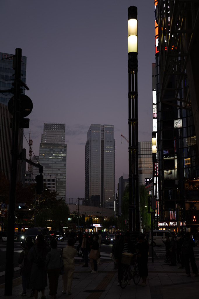 夕暮れの数寄屋橋交差点