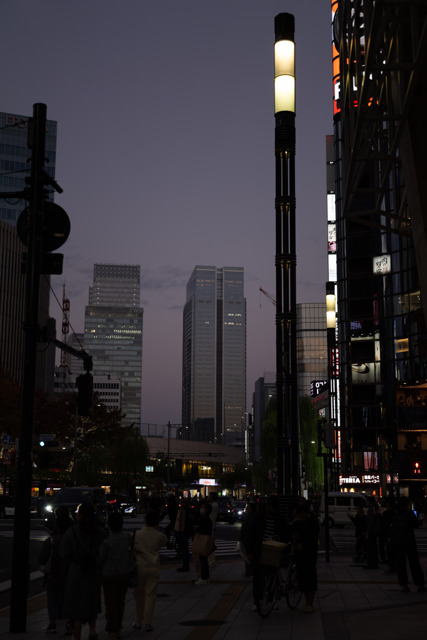 夕暮れの数寄屋橋交差点