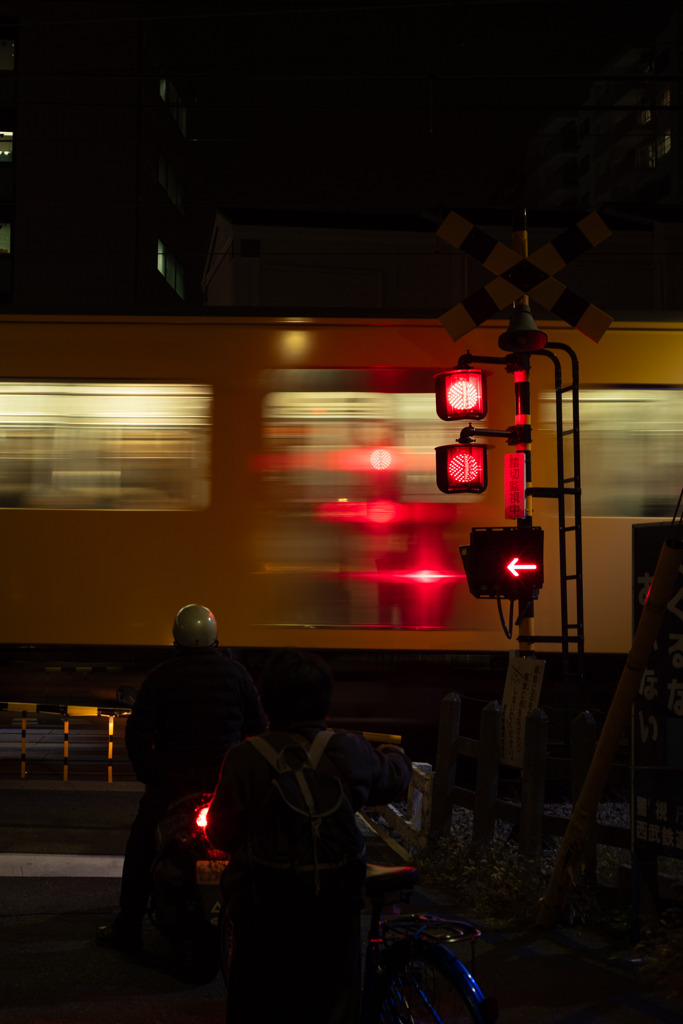夜の踏切
