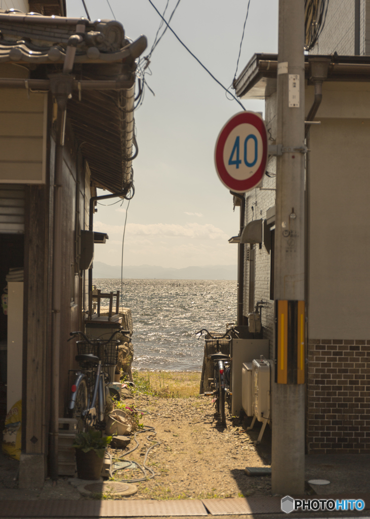 路地から見える湖