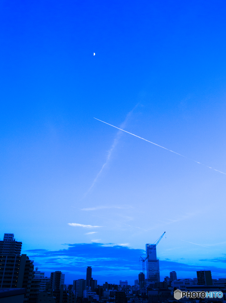 夕暮れ飛行機雲