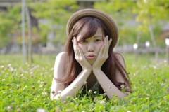 小さな楓の木の下で