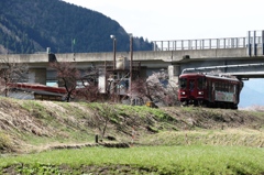 自動車道と交差の長良川鉄道