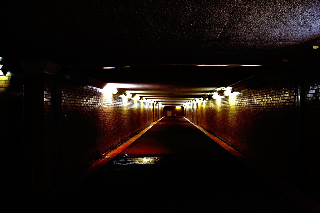 暗い ところで 写真 を 撮る 暗い地下道 by Bal-27 (ID:4177234) - 写真共有サイト:PHOTOHITO