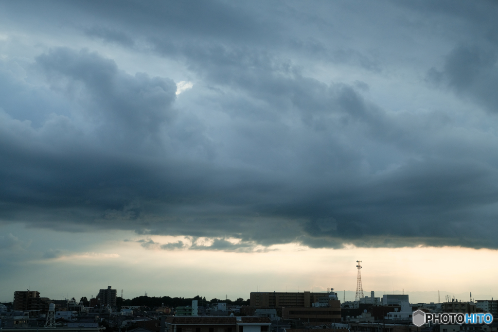 雨雲と街