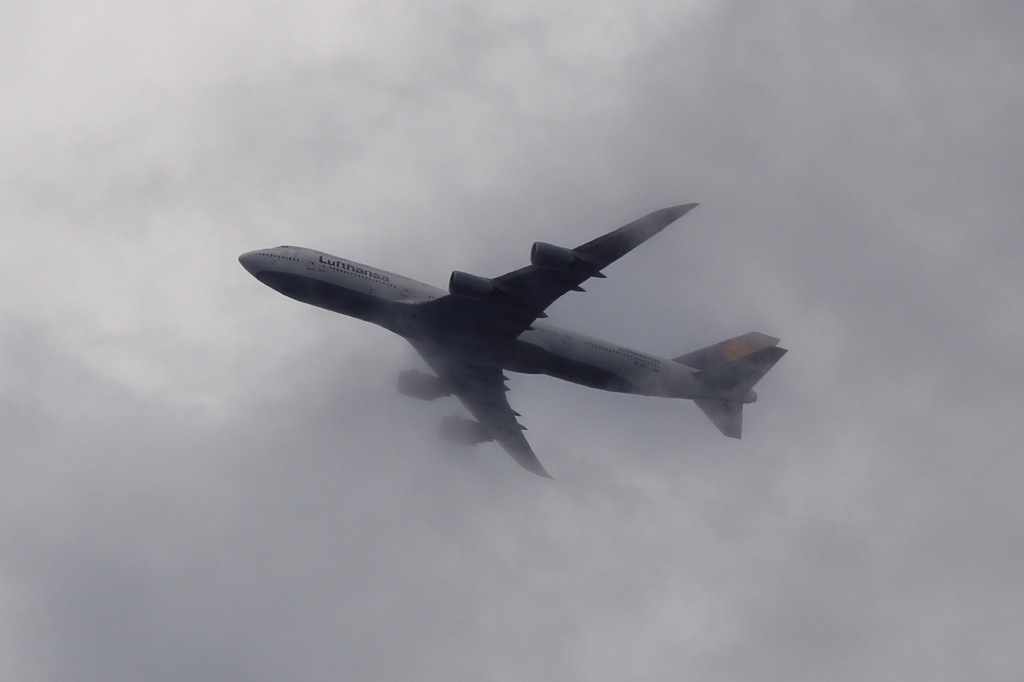 雲の中を飛ぶLufthansa 747