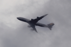 雲の中を飛ぶLufthansa 747