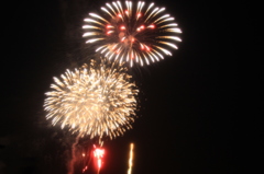 花火大会　夜空に連続で