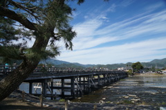 秋空と渡月橋