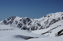 人と雪山