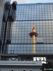 ビルに映る京都タワー