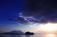 桜島と朝日と豪華客船
