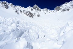 雪崩の跡