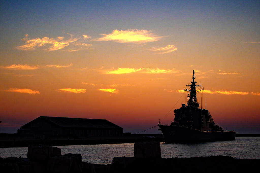 護衛艦みょうこうと、夕焼け