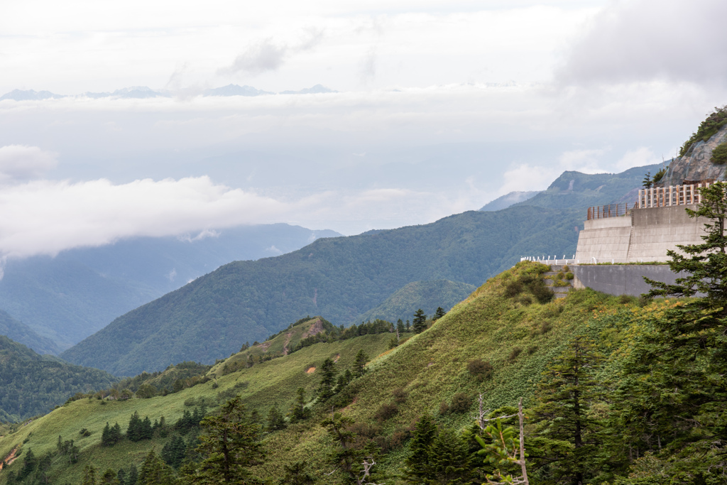 山を超え山を望む