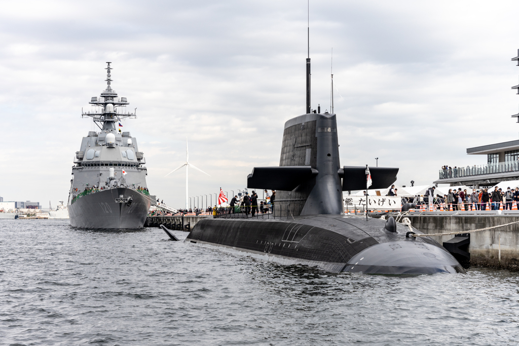 潜水艦たいげいと護衛艦しらぬい