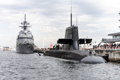 潜水艦たいげいと護衛艦しらぬい