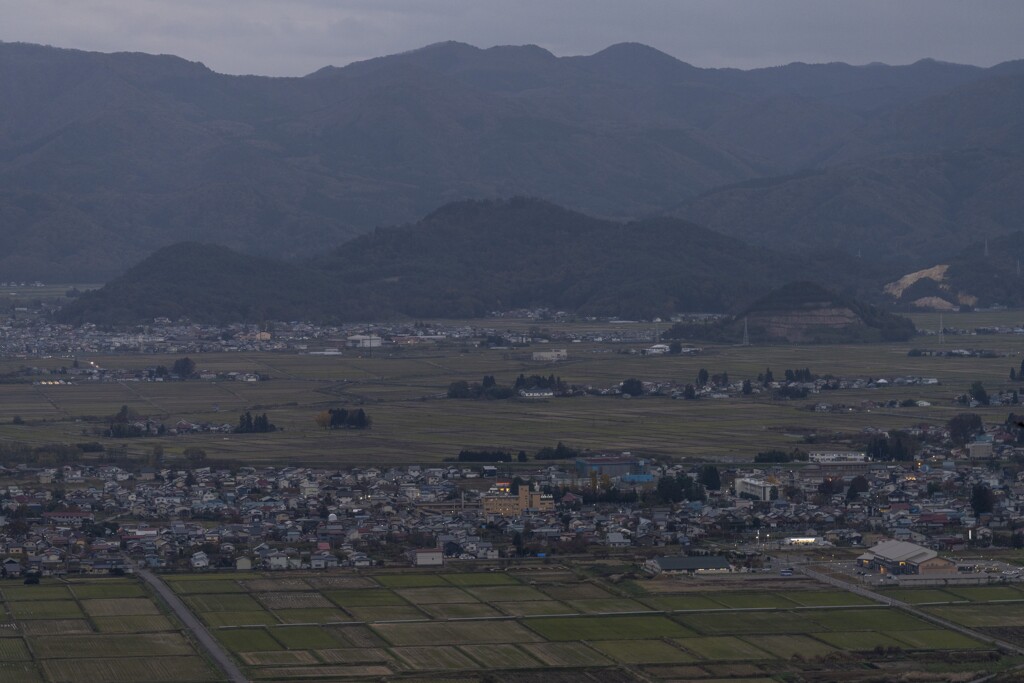 会津盆地と日暮れ