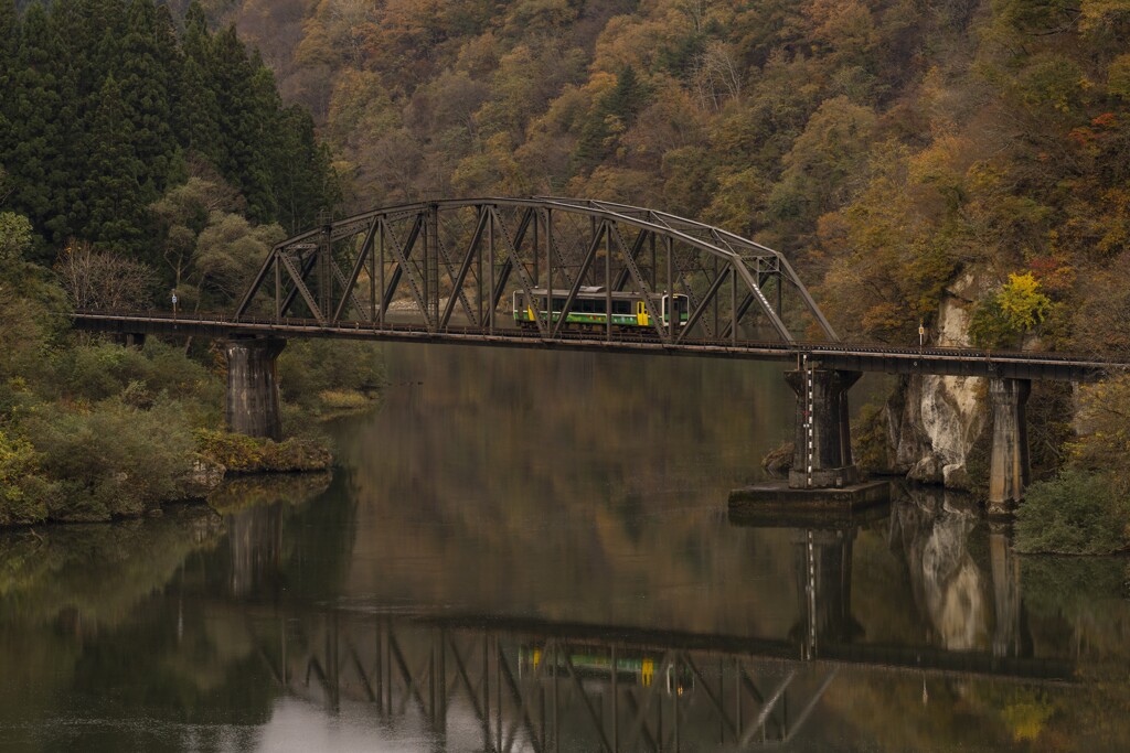 紅葉と第四只見川橋梁