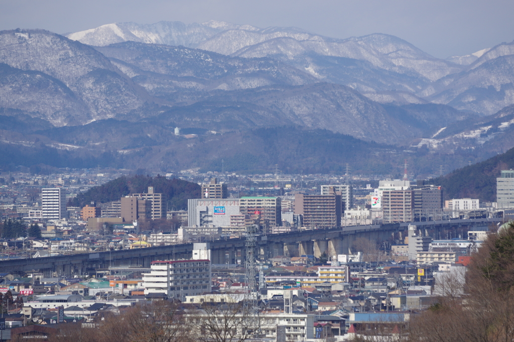 安達太良連峰を背景に