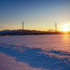 夕焼けと雪原と山
