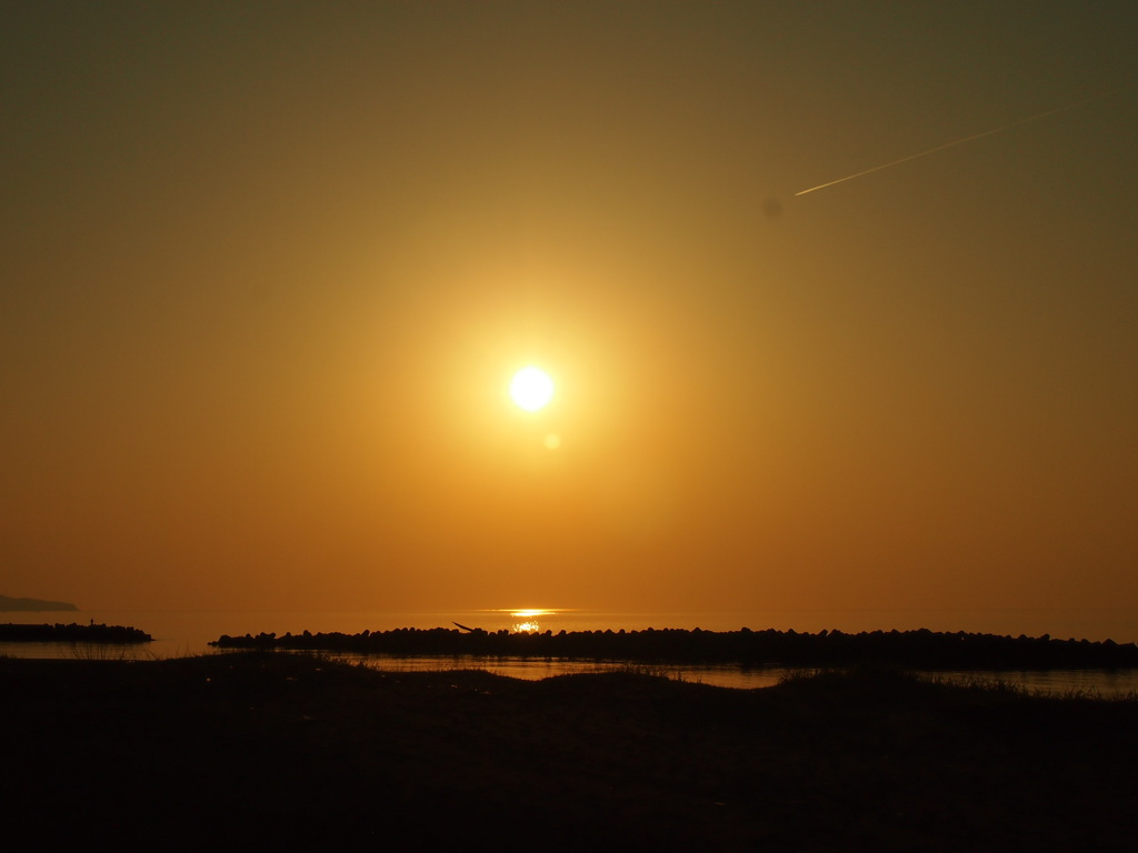 夕暮れに染まる海岸